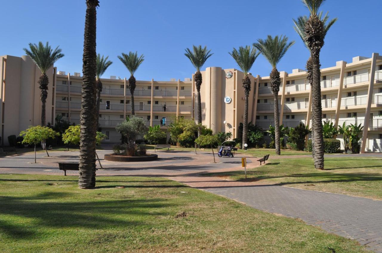 Mina'S Suites - קיסריה Extérieur photo