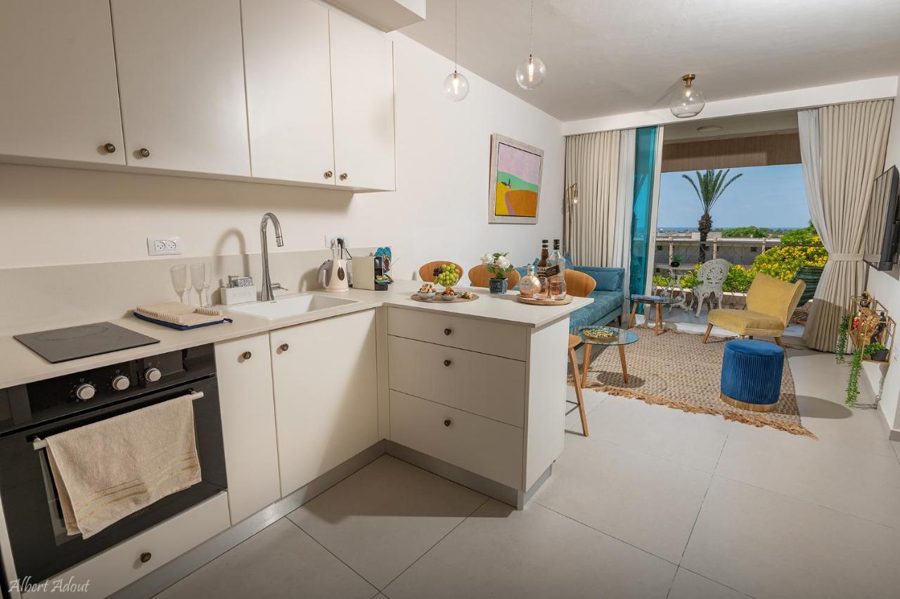 Mina'S Suites - קיסריה Extérieur photo