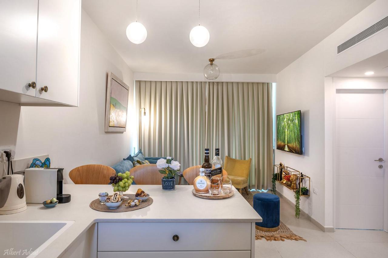 Mina'S Suites - קיסריה Extérieur photo