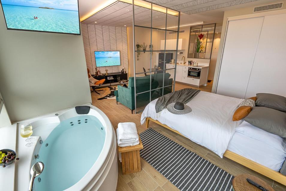 Mina'S Suites - קיסריה Extérieur photo
