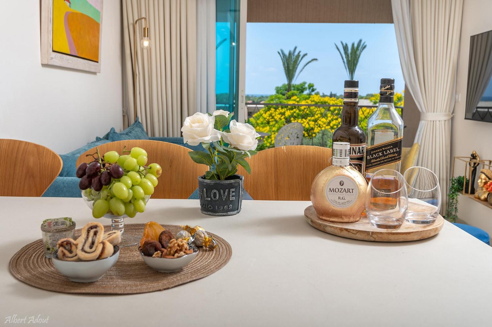 Mina'S Suites - קיסריה Extérieur photo